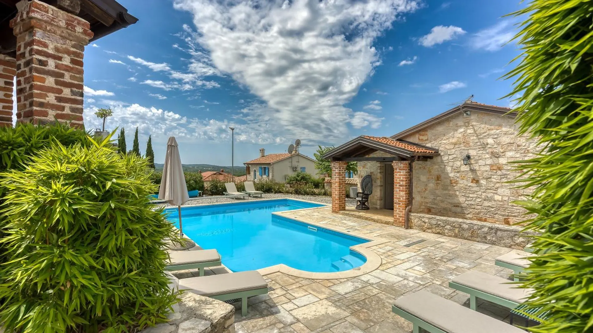 Vila Amyra With Pool - Happy Rentals Sveti Lovrec Pazenaticki